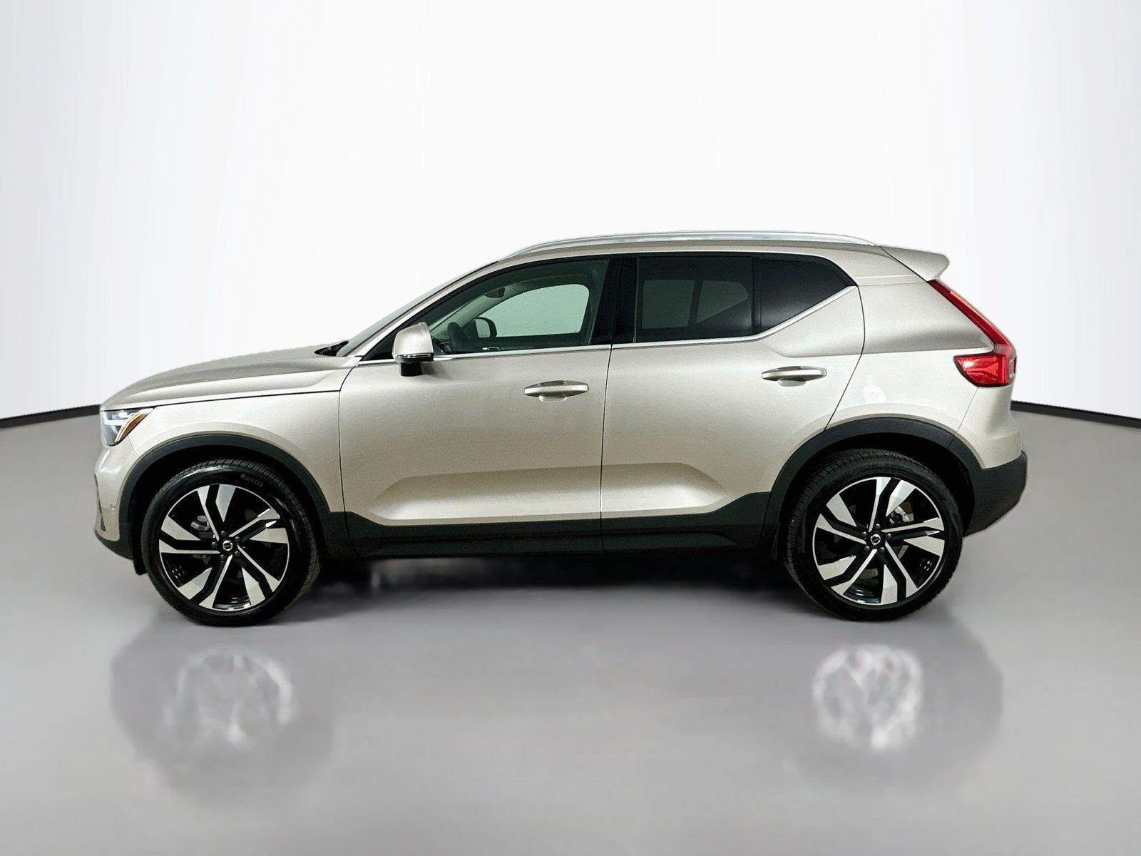 Used 2024 Volvo XC40 B5 Plus w/ Climate Package AWD/4WD image 8