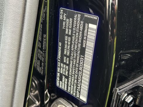 Certified 2025 Porsche Macan AWD/4WD image 33