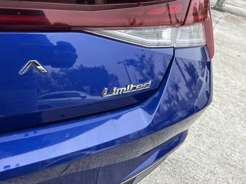 Used 2023 Hyundai Elantra Limited image 25