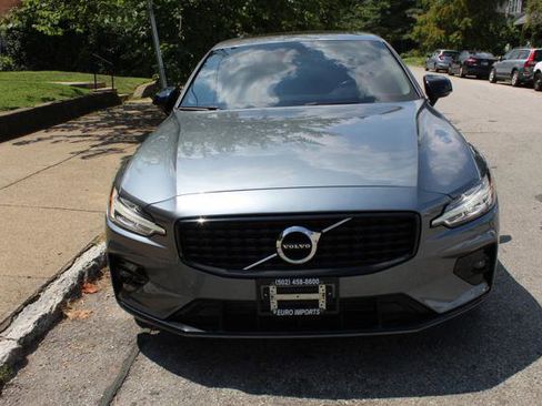 Used 2021 Volvo S60 T5 Momentum image 2