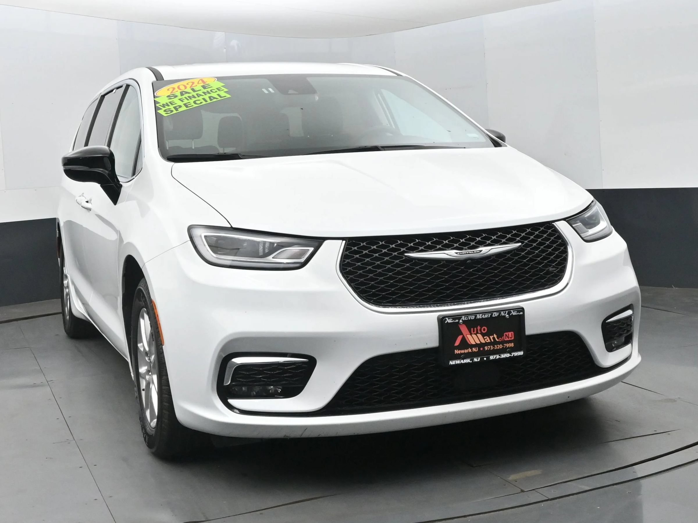 Used 2024 Chrysler Pacifica Touring-L FWD image 3