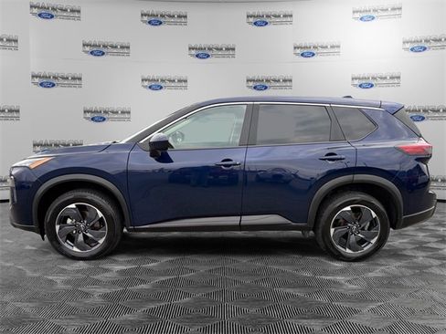 Used 2024 Nissan Rogue SV image 2