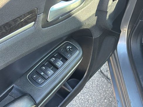 Used 2011 Chrysler 300 Limited image 14