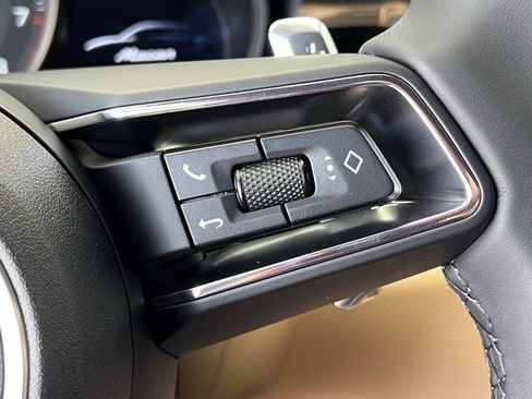 Used 2025 Porsche Macan image 8