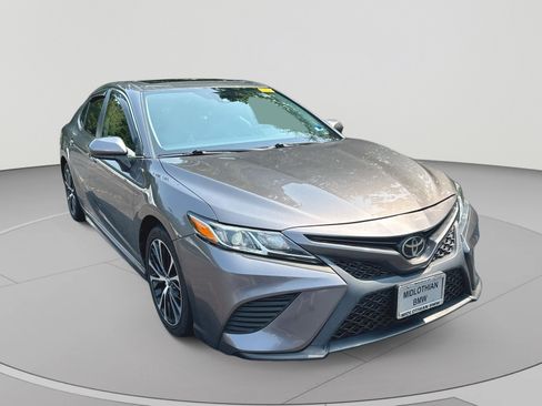 Used 2019 Toyota Camry SE FWD image 1