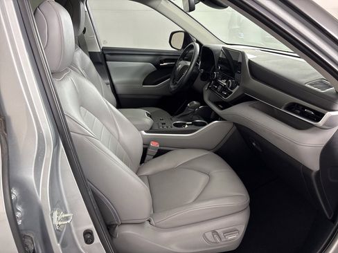Used 2023 Toyota Highlander XLE image 44