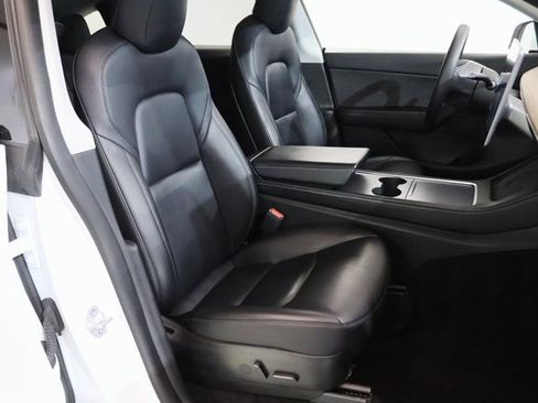 Used 2022 Tesla Model Y Long Range image 18