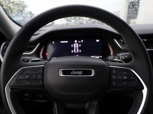 Used 2023 Jeep Grand Cherokee Laredo image 14