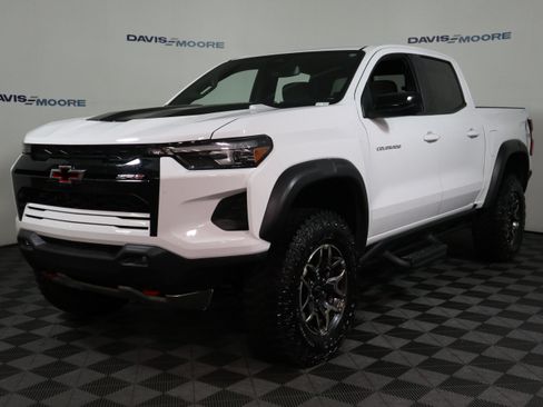 Used 2024 Chevrolet Colorado ZR2 w/ Safety Package AWD/4WD image 18