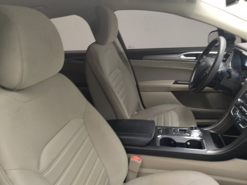 Used 2019 Ford Fusion SE FWD image 21