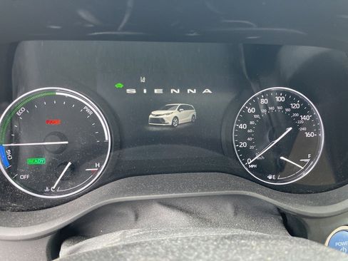 Used 2021 Toyota Sienna Limited image 9