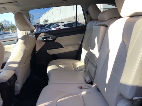 Used 2022 Toyota Highlander XLE image 29