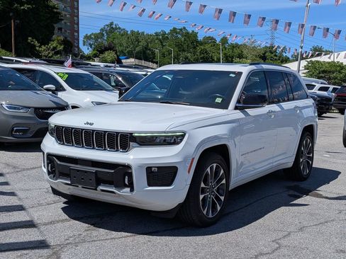 Used 2022 Jeep Grand Cherokee Overland w/ Luxury Tech Group IV AWD/4WD image 2