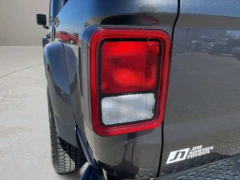 Used 2025 Jeep Gladiator Sport image 11