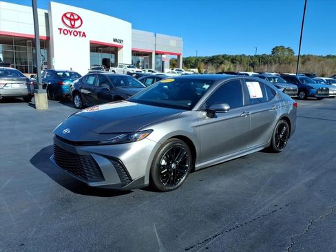 Used 2025 Toyota Camry SE w/ Multimedia Upgrade Package image 8