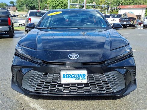 Used 2025 Toyota Camry SE FWD image 9