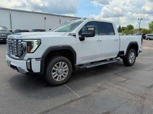 Used 2024 GMC Sierra 3500 Denali w/ Denali Reserve Package AWD/4WD image 2