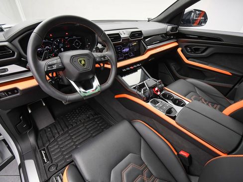 Used 2025 Lamborghini Urus SE image 13