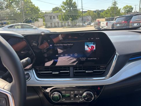 Used 2025 Chevrolet Trax LT w/ LT Convenience Package FWD image 17