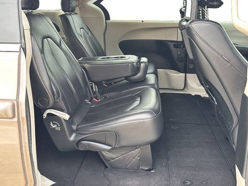 Used 2018 Chrysler Pacifica Touring-L Plus w/ Advanced Safetytec Group FWD image 17
