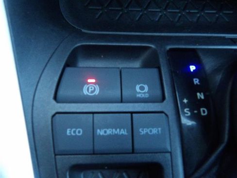 Used 2021 Toyota RAV4 LE w/ Carpet Mat Package (TMS) image 21