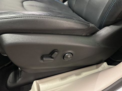 Used 2021 Chrysler Pacifica Touring-L image 8