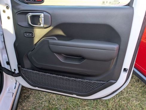 New 2026 Jeep Wrangler Unlimited Rubicon w/ Technology Group image 31