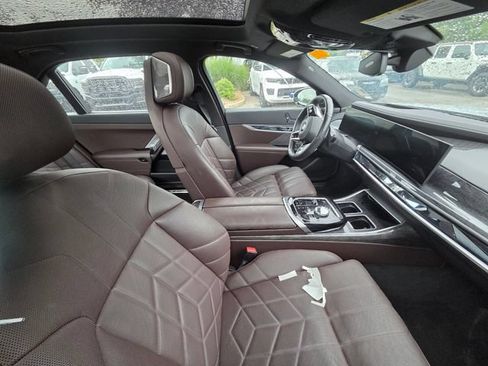 Used 2025 BMW 740i RWD image 7