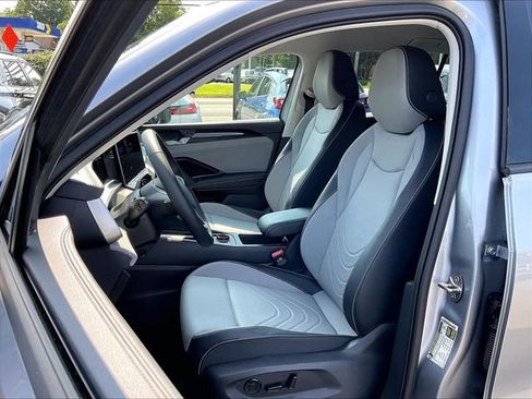 Used 2026 Volkswagen Tiguan SE AWD/4WD image 5