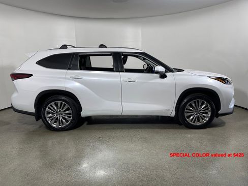 Used 2024 Toyota Highlander Platinum image 2