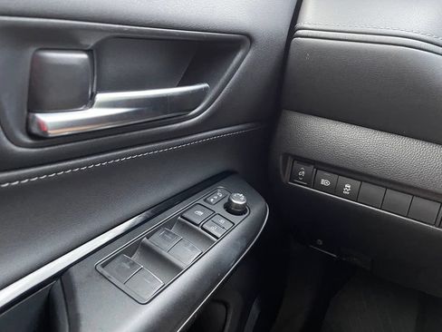 Used 2022 Toyota Venza LE AWD/4WD image 11