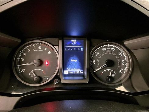 Used 2017 Toyota Tacoma TRD Sport AWD/4WD image 19