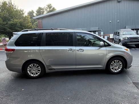 Used 2011 Toyota Sienna XLE w/ XLE Navigation Pkg FWD image 7
