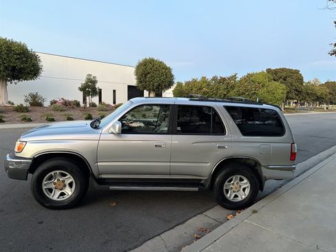 Used 2002 Toyota 4Runner SR5 w/ Upgrade Value Pkg 2 RWD image 9
