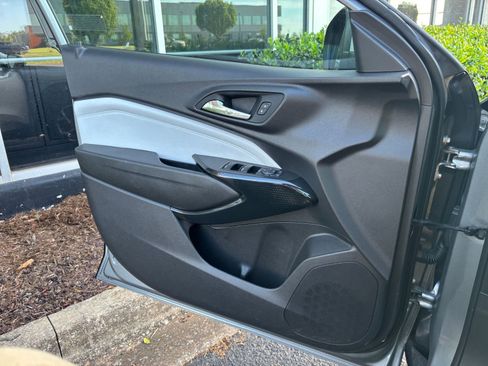 Used 2025 Chevrolet Trax LT image 18