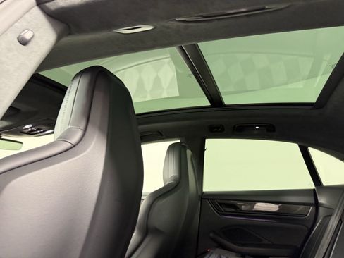 Certified 2025 Porsche Macan Turbo Electric AWD/4WD image 17