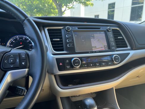 Used 2016 Toyota Highlander XLE FWD image 32