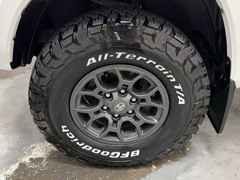 Certified 2017 Toyota Tacoma SR5 w/ Tow Package AWD/4WD image 10