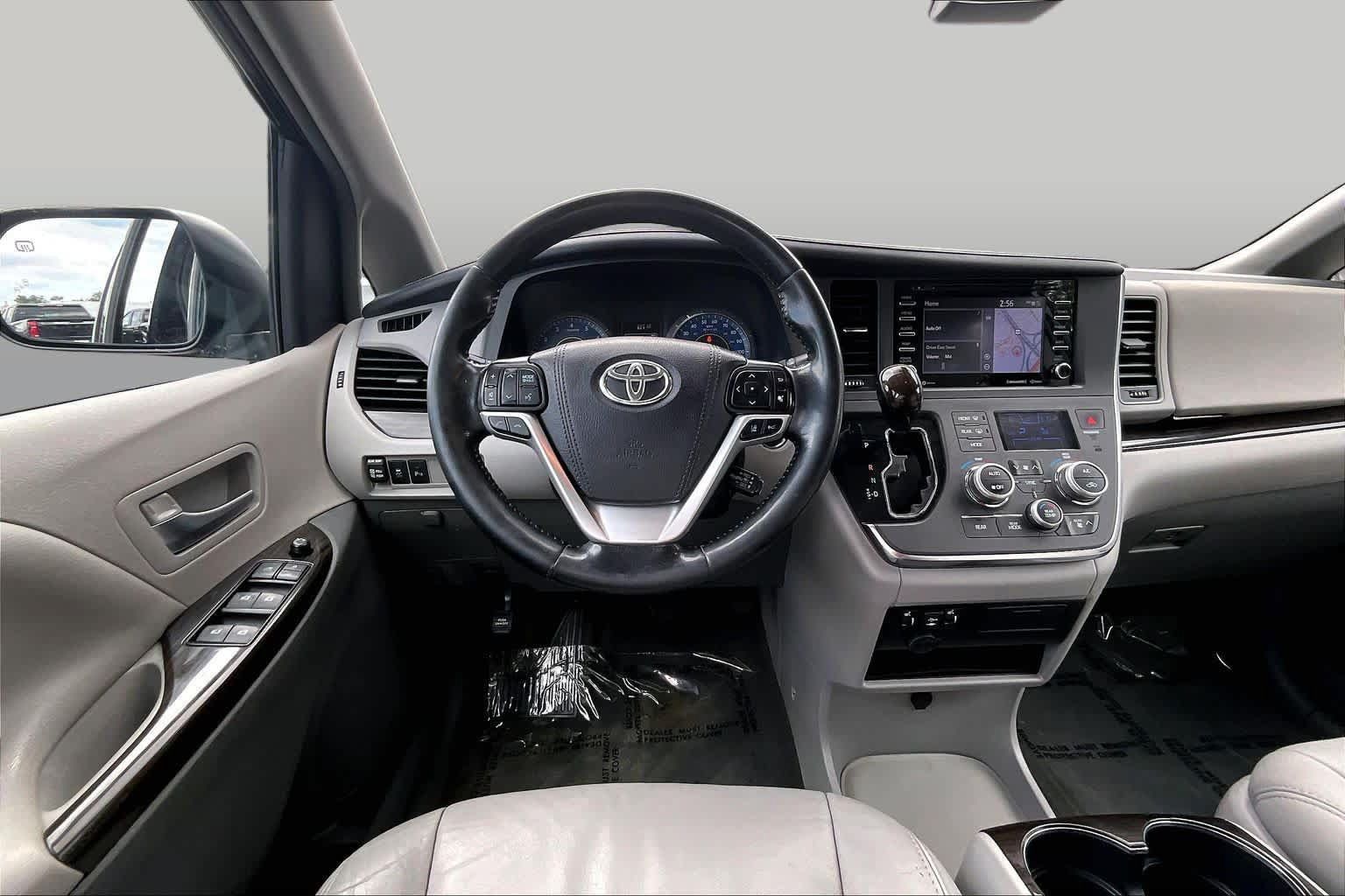 Used 2018 Toyota Sienna XLE w/ XLE Navigation Package FWD image 5
