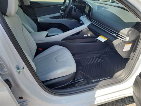 New 2025 Hyundai Elantra Limited image 9
