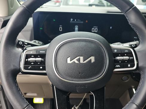 Used 2025 Kia Carnival EX FWD image 9