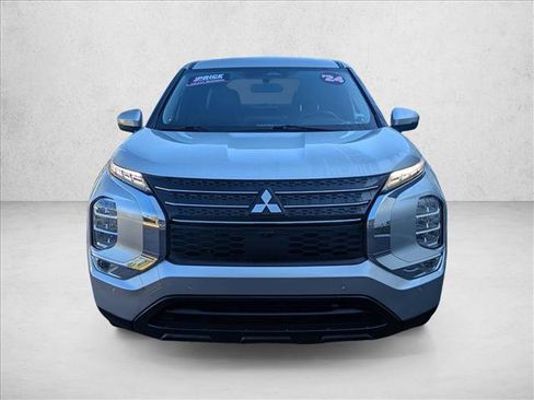 Used 2024 Mitsubishi Outlander SE image 2