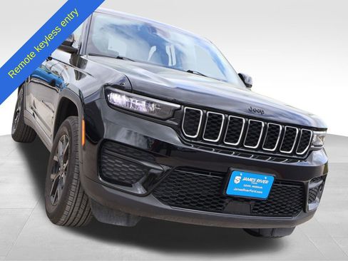 Used 2025 Jeep Grand Cherokee Altitude AWD/4WD image 6