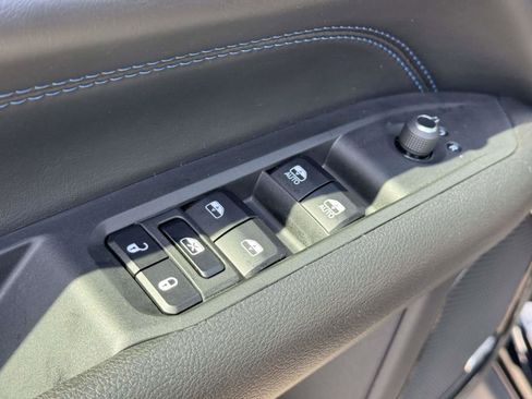 Used 2025 Jeep Compass Limited w/ Sun & Sound Group AWD/4WD image 17
