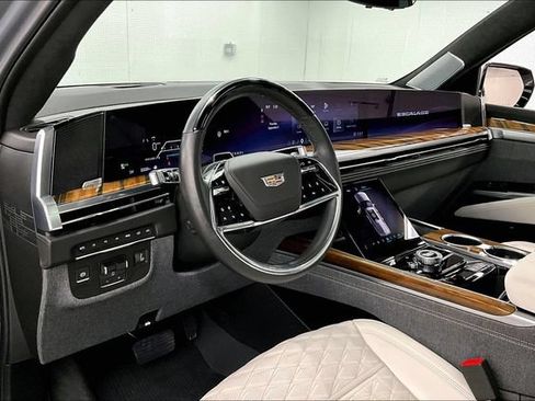 Used 2025 Cadillac Escalade Sport Platinum w/ LPO, ONYX Package AWD/4WD image 17