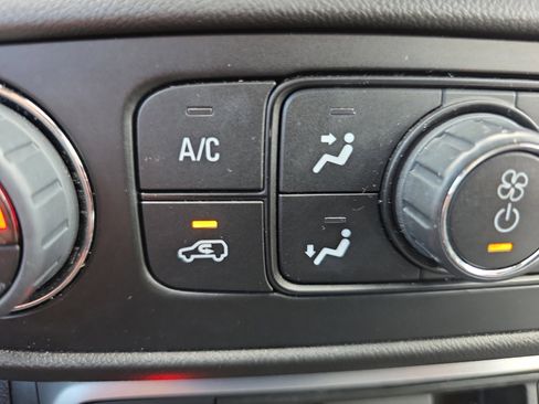 Used 2024 GMC Terrain SLT image 31