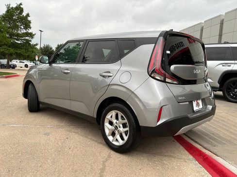 Used 2025 Kia Soul LX w/ LX Technology Package FWD image 8