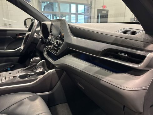 Used 2022 Toyota Highlander XSE image 31