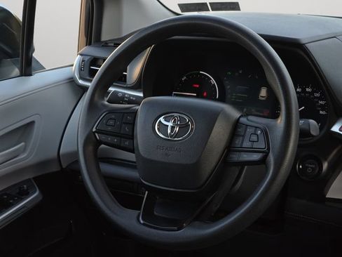 Certified 2025 Toyota Sienna LE FWD image 17