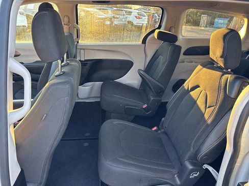 Used 2022 Chrysler Voyager LX image 16